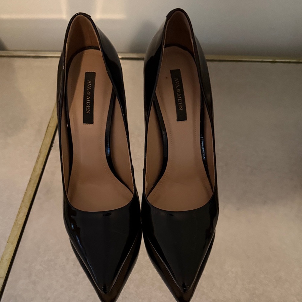 Ava & Aiden Shiny Black Pointed Heels